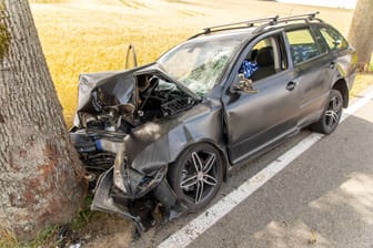 Unfall (Symbolbild): Am Ende seiner Crash-Tour rammt der Mann in Bayern einen Baum.