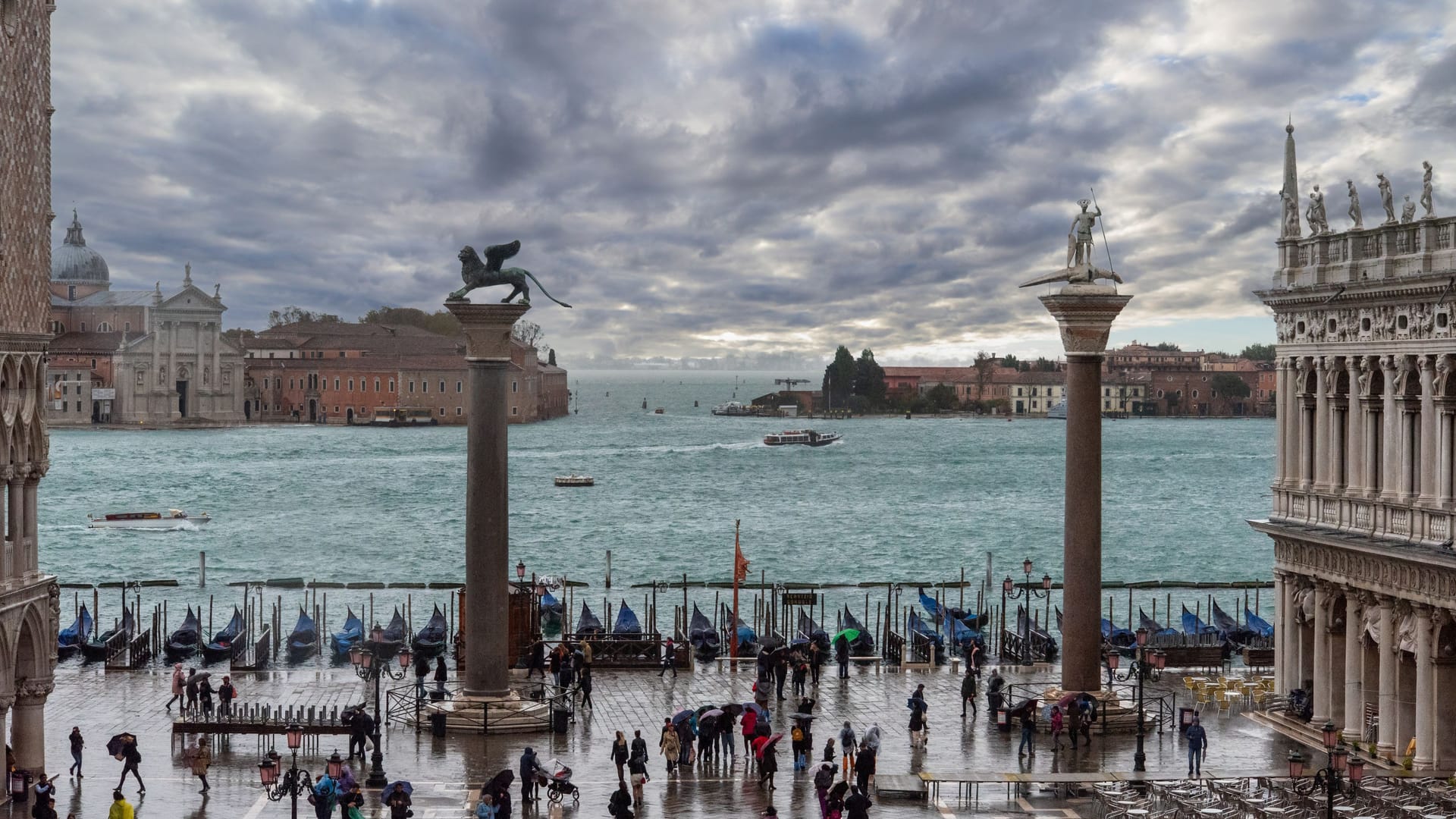 Zwei Säulen befinden sich am Durchgang von der weltbekannten Piazza San Marco zur Lagune. Sie sind Raubgut und stammen ursprünglich aus Tyrus, dem heutigen Libanon - eine ziert der Löwe, die andere der Heilige Theodor.