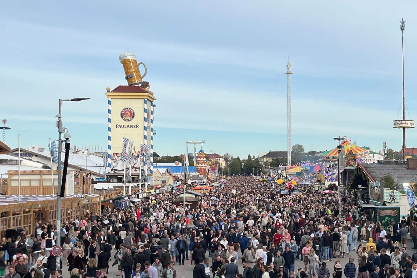 Blick von der Bavaria aufs Gelände: Die Zelte sind voll, überall stehen Menschen an.