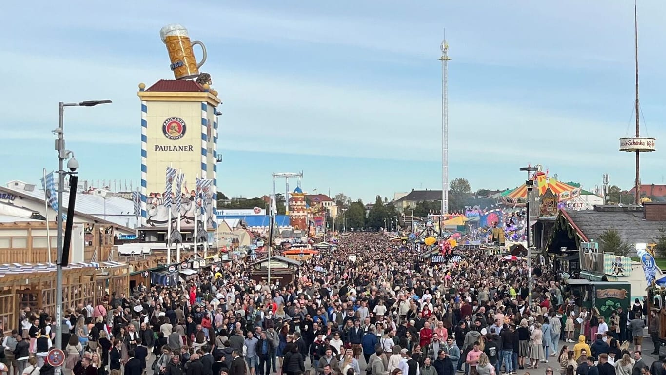 Blick von der Bavaria aufs Gelände: Die Zelte sind voll, überall stehen Menschen an.