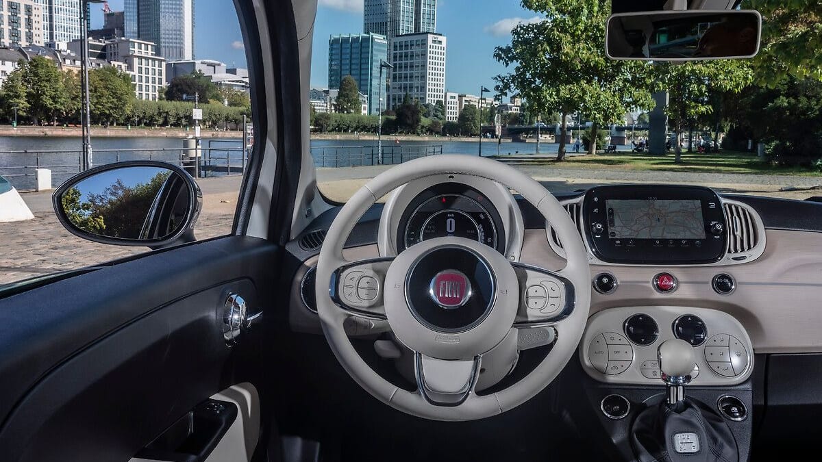 Der Innenraum des Fiat 500C ist schick, minimalistisch und praktisch gestaltet (Symbolbild).