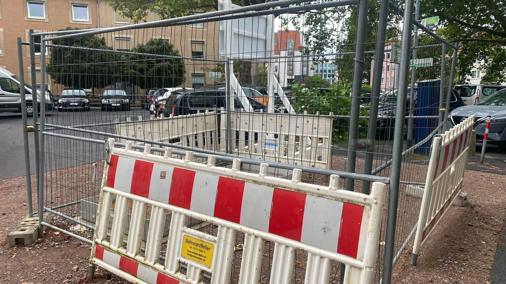 Baunzäune sind schon aufgestellt, der Parkplatz an der Kannengießerstraße weicht einem Park.