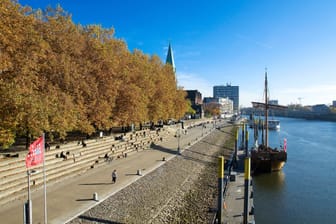 Blick von einer Brücke auf die Bremer Schlachte: In dieser Woche wird es wieder wärmer in der Hansestadt.