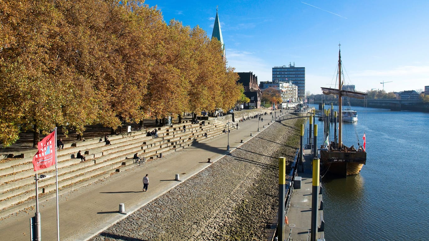 Blick von einer Brücke auf die Bremer Schlachte: In dieser Woche wird es wieder wärmer in der Hansestadt.