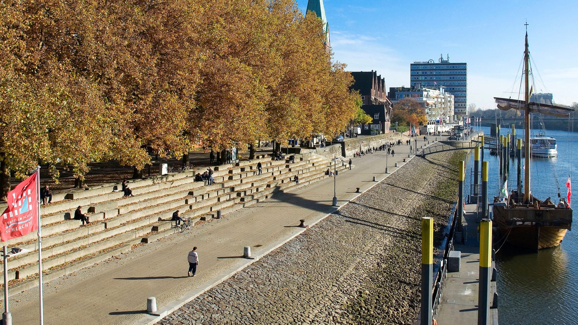 Blick von einer Brücke auf die Bremer Schlachte: In dieser Woche wird es wieder wärmer in der Hansestadt.