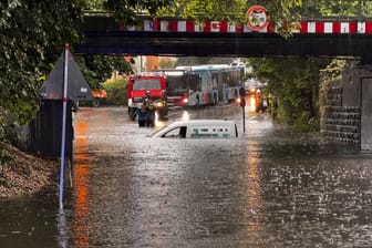 Die Unterführung in der Zerzabelshofstraße: Der Fahrer des Lieferwagens musste von der Feuerwehr gerettet werden.