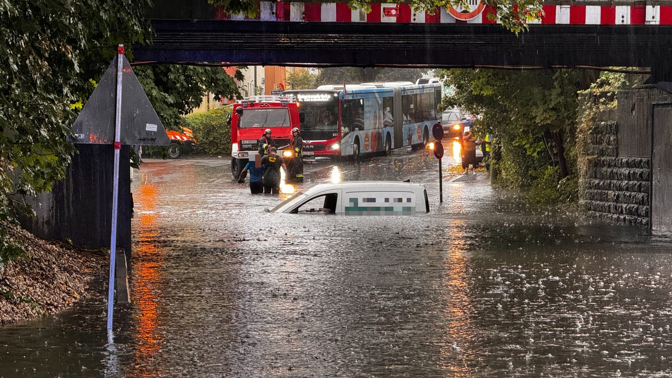 Die Unterführung in der Zerzabelshofstraße: Der Fahrer des Lieferwagens musste von der Feuerwehr gerettet werden.