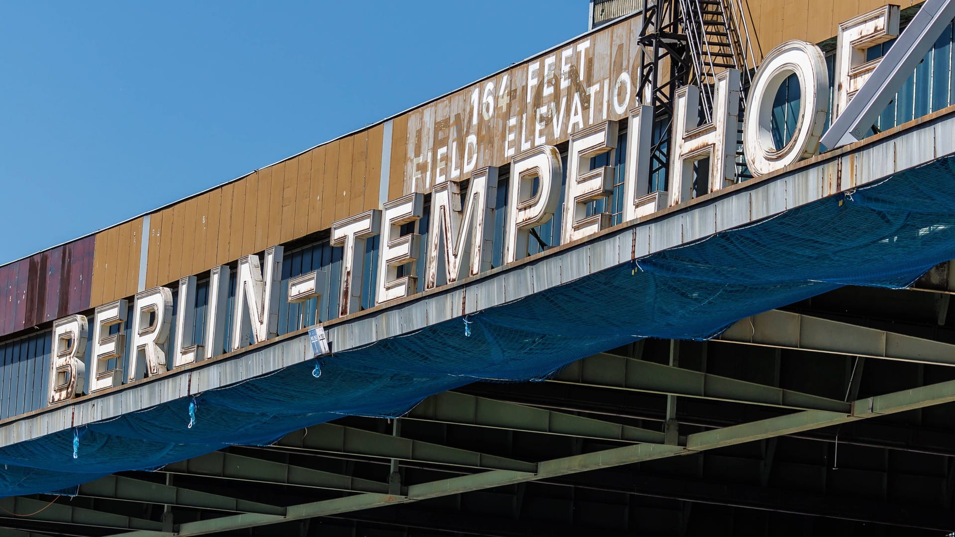 Berlin, 12.05.24, Motorsport: Formel-E-Rennen, Sun Minimeal Berlin E-Prix 2024, Rennen auf dem ehemaligen Flughafen Tempelhof. Schriftzug Berlin-Tempelhof. Formel-E Rennen 2024 Berlin *** Berlin, 12 05 24, Motorsport Formula E Race,