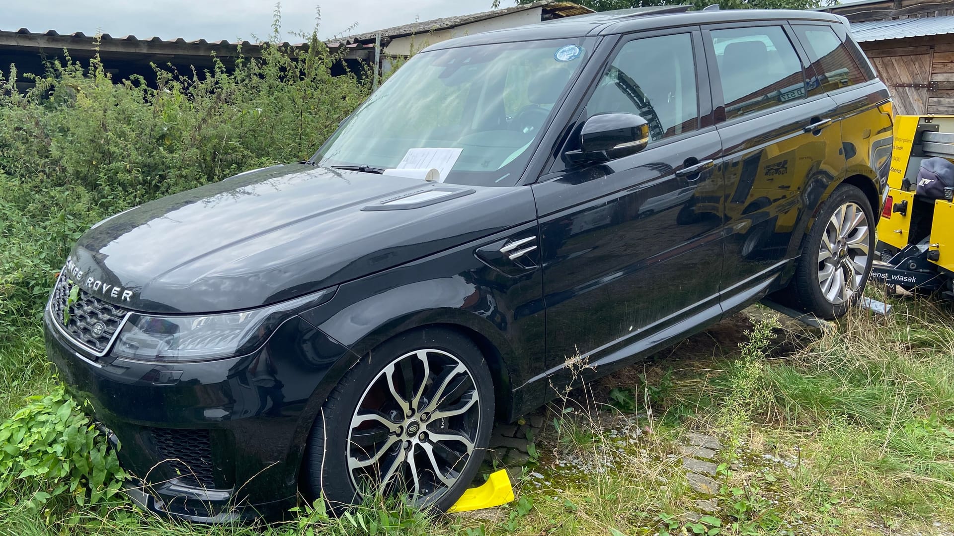 Die Polizei stellte insgesamt drei Range Rover sicher.