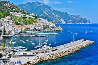 Blauer Himmel, blaues Meer: Das italienische Amalfi ganz im Süden des Landes gilt als Traumziel für Touristen. Es kommen mittlerweile zu viele.