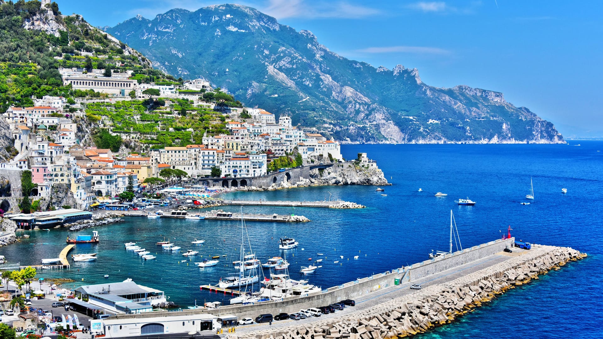 Blauer Himmel, blaues Meer: Das italienische Amalfi ganz im Süden des Landes gilt als Traumziel für Touristen. Es kommen mittlerweile zu viele.