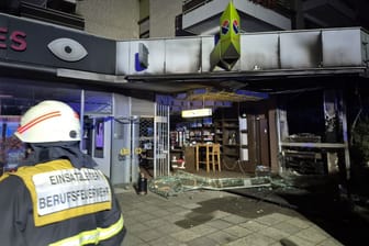 Explosion in Erdgeschoss von Kölner Mehrfamilienhaus