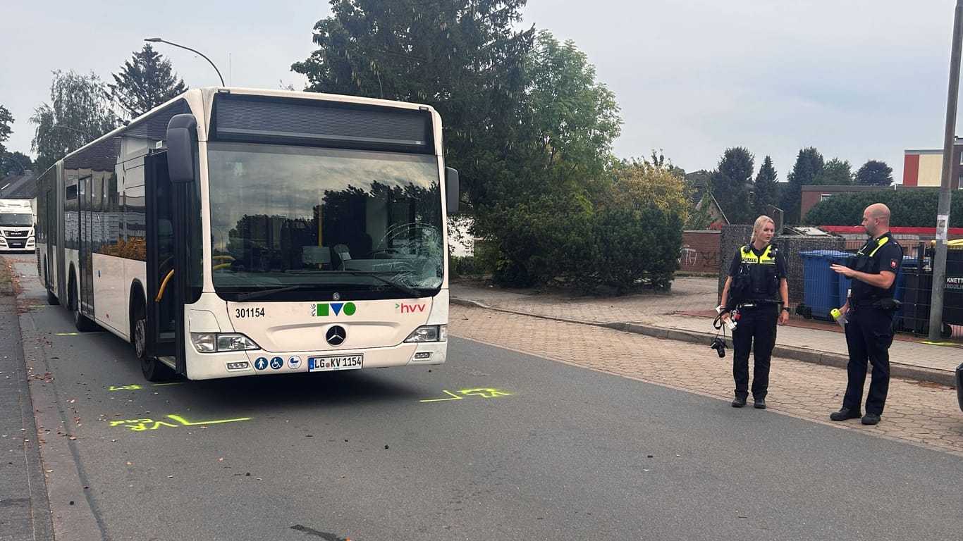 Linienbus fährt Schulkind auf Fahrrad an: Kind wird ins Krankenhaus gebracht.