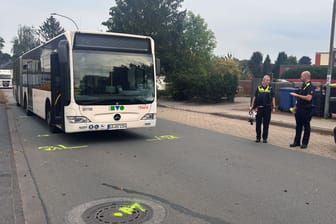 Linienbus fährt Schulkind auf Fahrrad an: Kind wird ins Krankenhaus gebracht.