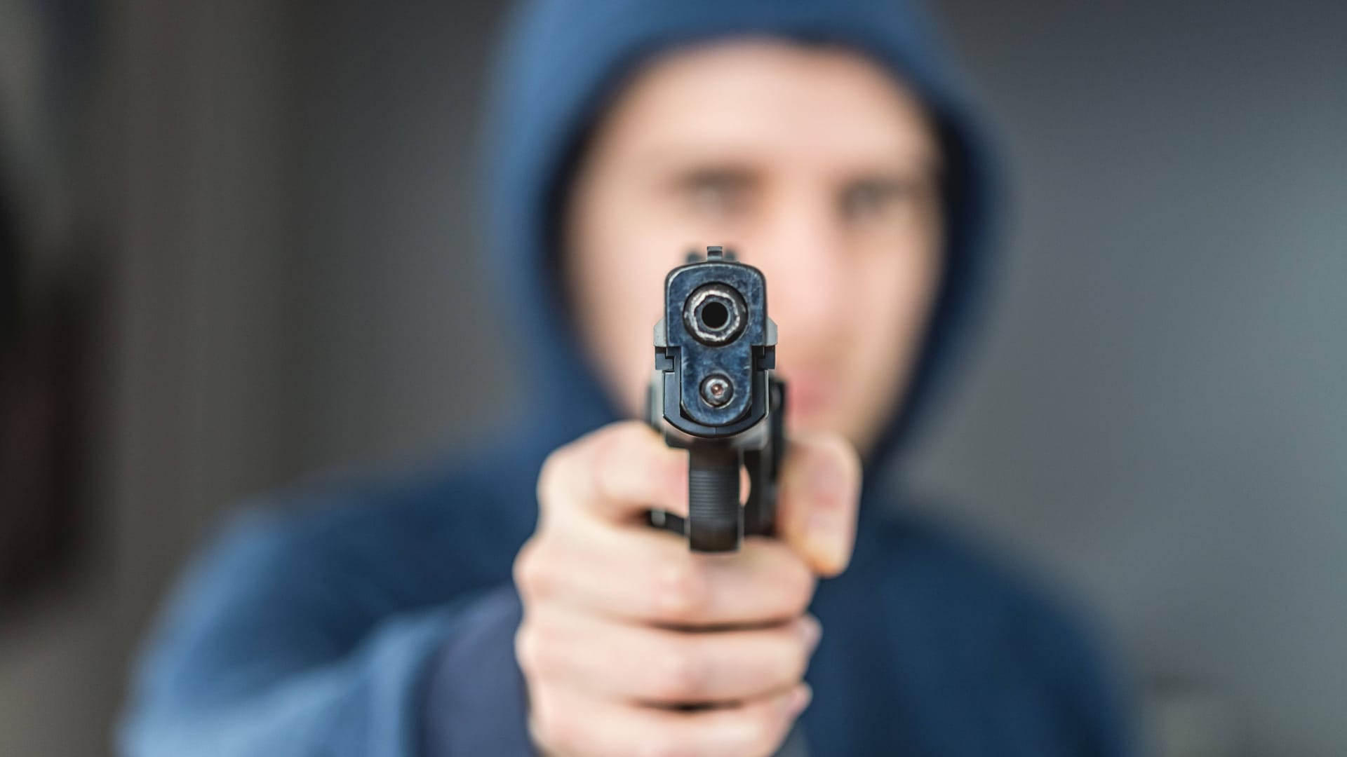 Am späten Freitagabend verübte eine aktuell noch unbekannte Gruppe von mutmaßlich Jugendlichen insgesamt drei Raubstraftaten kurz hintereinander, dabei sollen sie gemäß Zeugenaussagen eine Schusswaffe zur Drohung genutzt haben. Die Polizei bittet Zeugen um Mithilfe.Gegen 22:35 Uhr meldete sich ein 15-jähriger Geschädigter bei der Polizei und gab an, soeben von sechs Jugendlichen, unter Vorhalt einer Schusswaffe, im Holzhausenpark beraubt worden zu sein. Sie hätten seinen Geldbeutel und seine Airpods an sich genommen, bei einem weiteren Geschädigten sollen sie sich ebenfalls seine Airpods und ein Kartenetui genommen haben.Nahezu zeitglich rief ein weiterer 23-jähriger Geschädigter an der mitteilte, dass eine vierköpfige Personengruppe ihn unter Vorhalt einer Schusswaffe aufgefordert habe seinen Geldbeutel herauszugeben. Am späten Freitagabend verübte eine aktuell noch unbekannte Gruppe von mutmaßlich Jugendlichen insgesamt drei Raubstraftaten kurz hintereinander, dabei sollen sie gemäß Zeugenaussagen eine Schusswaffe zur Drohung genutzt haben. Die Polizei bittet Zeugen um Mithilfe.Gegen 22:35 Uhr meldete sich ein 15-jähriger Geschädigter bei der Polizei und gab an, soeben von sechs Jugendlichen, unter Vorhalt einer Schusswaffe, im Holzhausenpark beraubt worden zu sein. Sie hätten seinen Geldbeutel und seine Airpods an sich genommen, bei einem weiteren Geschädigten sollen sie sich ebenfalls seine Airpods und ein Kartenetui genommen haben.Nahezu zeitglich rief ein weiterer 23-jähriger Geschädigter an der mitteilte, dass eine vierköpfige Personengruppe ihn unter Vorhalt einer Schusswaffe aufgefordert habe seinen Geldbeutel herauszugeben.