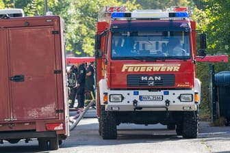 Feuerwehrauto am Tatort: Die Polizei ermittelt.