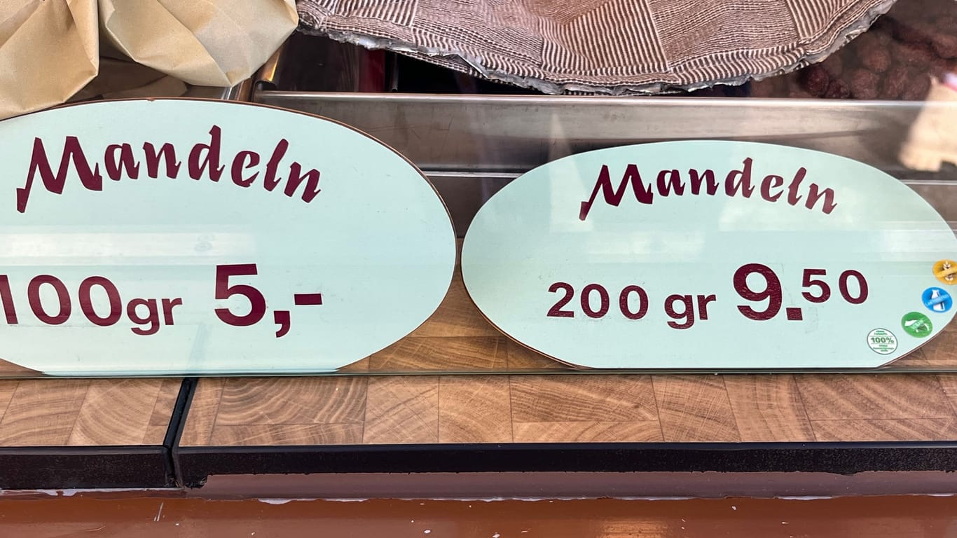 Ein Mandelstand auf der Wiesn: Günstig ist die süße Spezialität dort nicht.