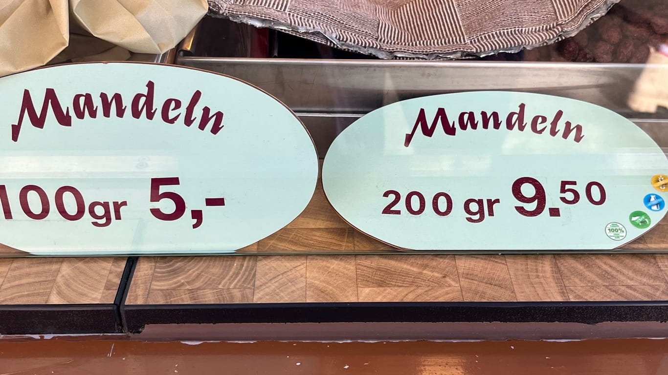 Ein Mandelstand auf der Wiesn: Günstig ist die süße Spezialität dort nicht.