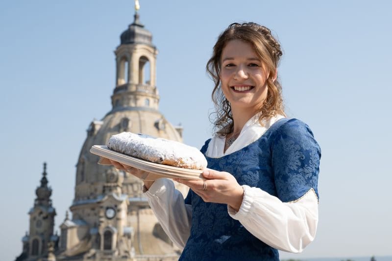 Lorna Prenzel, das 30. Dresdner Stollenmädchen, steht bei ihrer Vorstellung auf dem Neumarkt vor der Frauenkirche. Das Stollenmädchen ist die Botschafterin des Dresdner Christstollens für die Dauer eines Jahres im Auftrag der Dresdner Stollenbäcker.