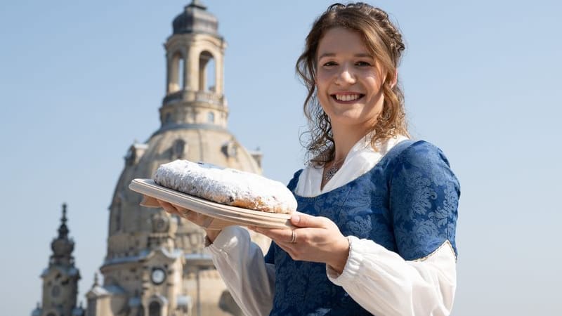 Lorna Prenzel, das 30. Dresdner Stollenmädchen, steht bei ihrer Vorstellung auf dem Neumarkt vor der Frauenkirche. Das Stollenmädchen ist die Botschafterin des Dresdner Christstollens für die Dauer eines Jahres im Auftrag der Dresdner Stollenbäcker.