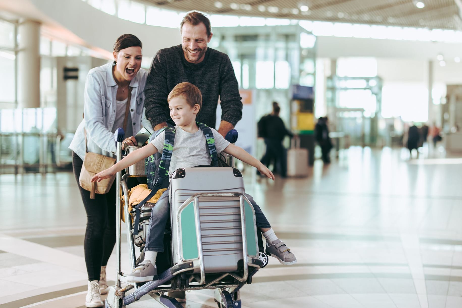 Familie auf dem Flughafen will in den Urlaub verreisen