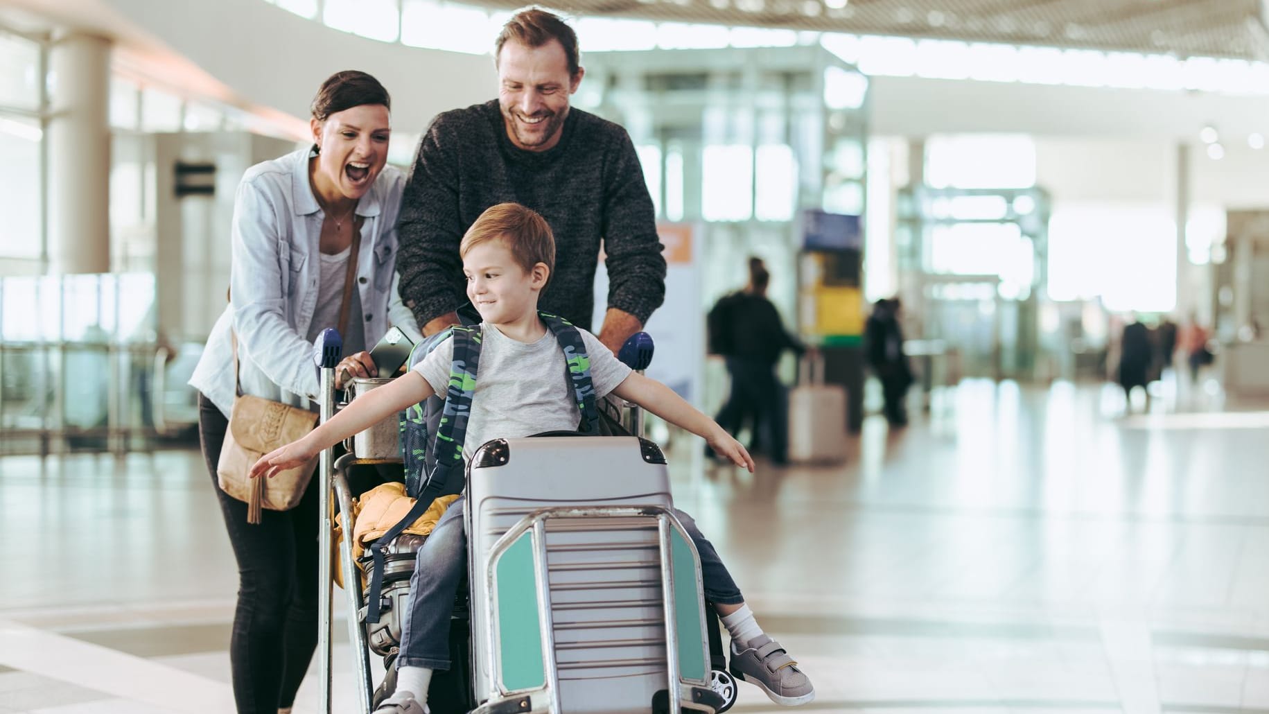 Familie auf dem Flughafen will in den Urlaub verreisen