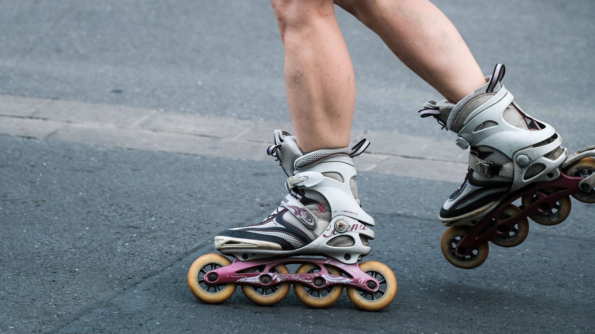 Skater in Düsseldorf (Symbolfoto): An der letzten Rollnacht des Jahres haben Tausende Menschen teilgenommen.