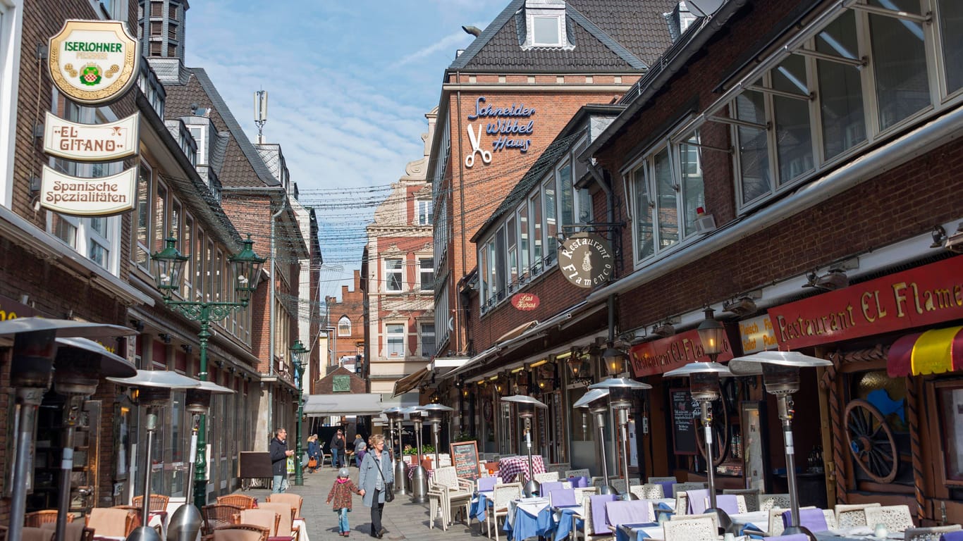 Die "Spanische Gasse" in der Düsseldorfer Altstadt (Archivfoto): In der Schneider-Wibbel-Gasse häufen sich die spanischen Restaurants.