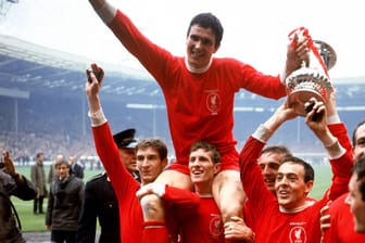 Triumph mit den "Reds" im FA-Cup-Finale 1965: Ron Yeats (mit Pokal) wird von seinen Teamkollegen auf den Schultern getragen.