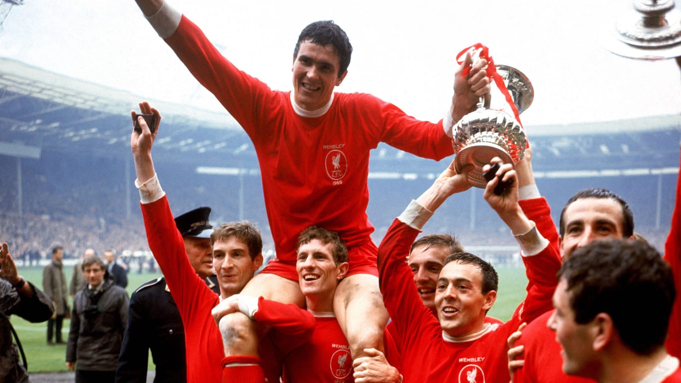 Triumph mit den "Reds" im FA-Cup-Finale 1965: Ron Yeats (mit Pokal) wird von seinen Teamkollegen auf den Schultern getragen.