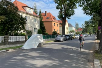 Autofahrer aufgepasst: Wer an diesem weißen Anhänger vorbeifährt, sollte besonders auf die Geschwindigkeit achten – sonst wird es teuer.