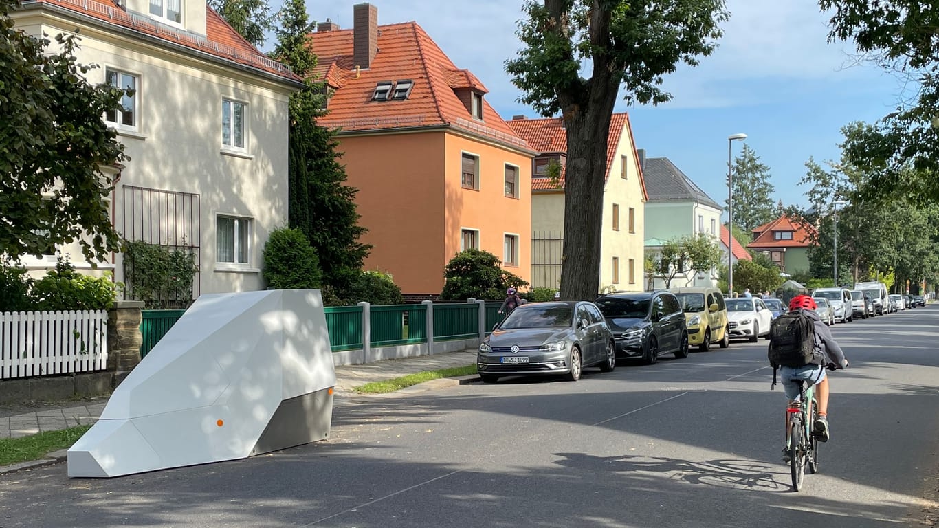 Autofahrer aufgepasst: Wer an diesem weißen Anhänger vorbeifährt, sollte besonders auf die Geschwindigkeit achten – sonst wird es teuer.