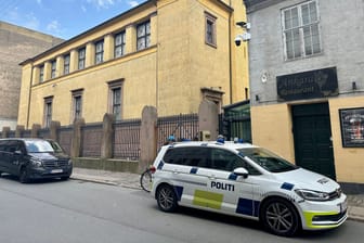 Ein Polizeiwagen bewacht die Große Synagoge in Kopenhagen: Einem Terrorverdächtigen mit Kontakten ins Bandenmilieu wird vorgeworfen, einen Brandanschlag auf die Wohnung einer jüdischen Familie verübt zu haben.