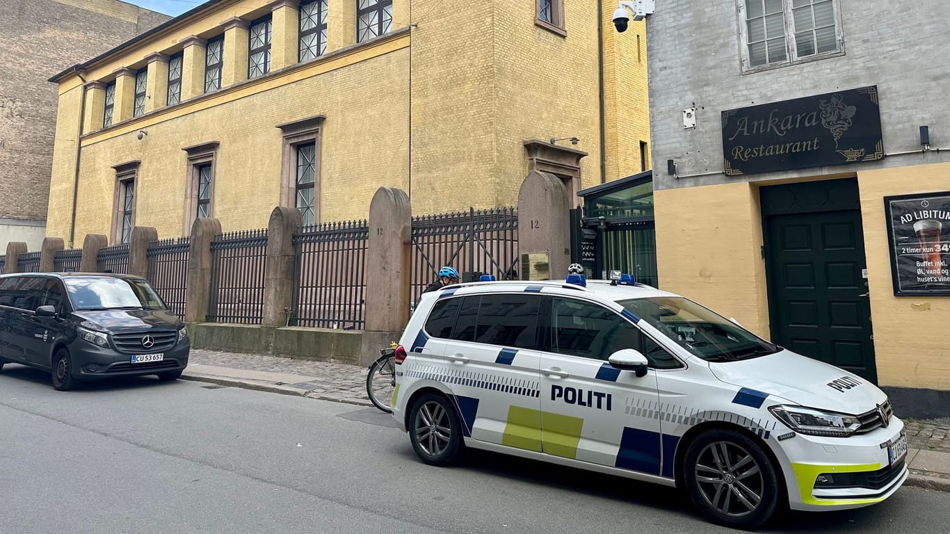 Ein Polizeiwagen bewacht die Große Synagoge in Kopenhagen: Einem Terrorverdächtigen mit Kontakten ins Bandenmilieu wird vorgeworfen, einen Brandanschlag auf die Wohnung einer jüdischen Familie verübt zu haben.