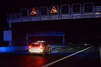 Notarztwagen auf der Autobahn (Symbolbild): Die Frau kam mit Verletzungen am Oberkörper in ein Krankenhaus.