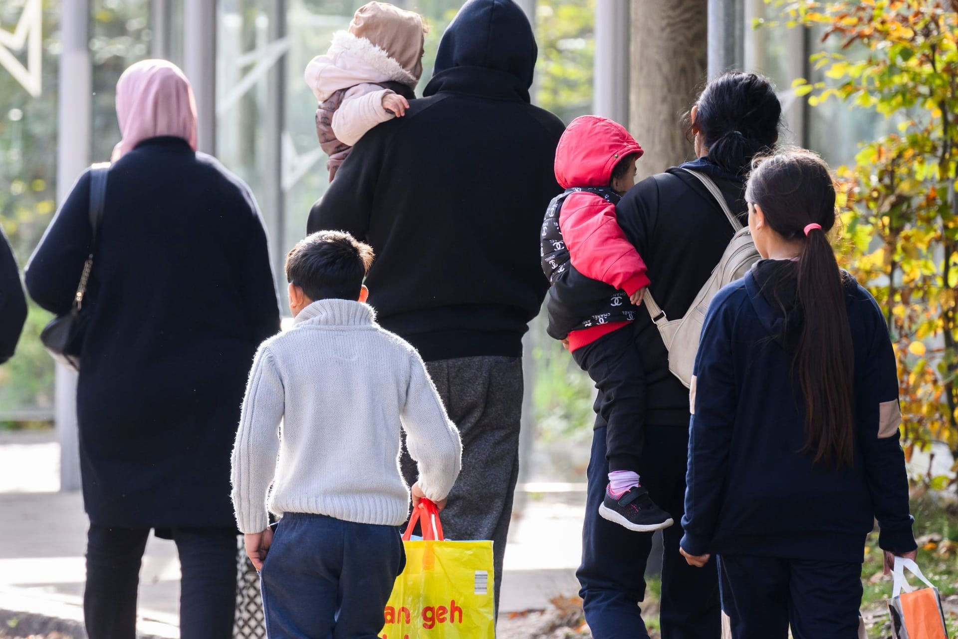 Geflüchtete auf einer Straße