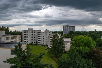 Graue Wolken über Bremen: In den kommenden Tagen wird das Wetter von Regen und Wind geprägt.