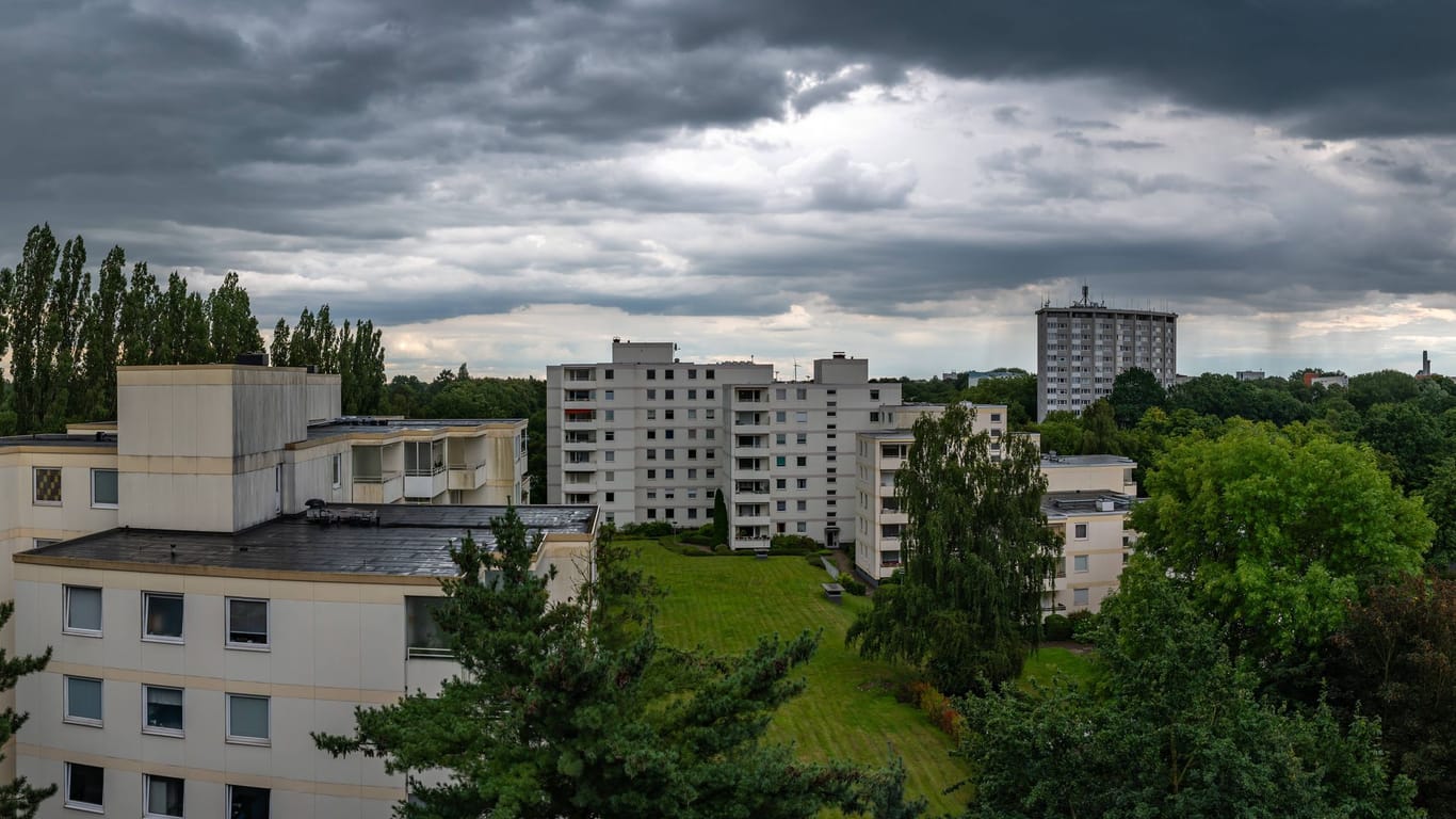 Graue Wolken über Bremen: In den kommenden Tagen wird das Wetter von Regen und Wind geprägt.