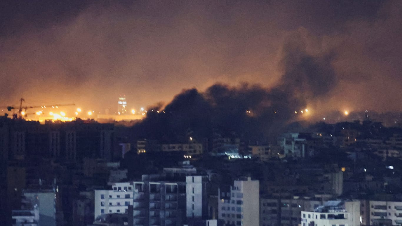 Rauch steigt über den südlichen Vororten der libanesischen Hauptstadt Beirut auf.