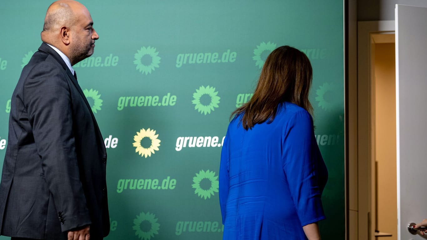 Ricarda Lang und Omid Nouripour verlassen nach ihrer gemeinsamen Pressekonferenz die Bühne.