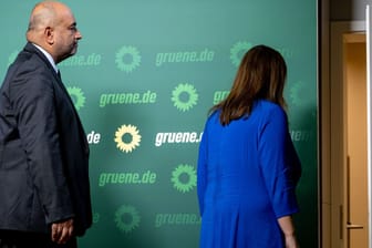 Ricarda Lang und Omid Nouripour verlassen nach ihrer gemeinsamen Pressekonferenz die Bühne.