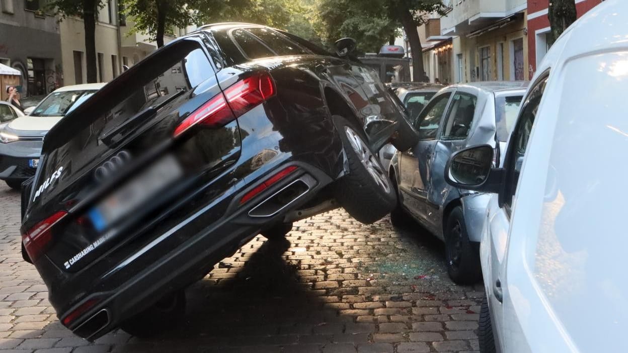 Schief geparktes Auto: Was den Fahrer zu dieser Parklage motivierte, ist unklar.