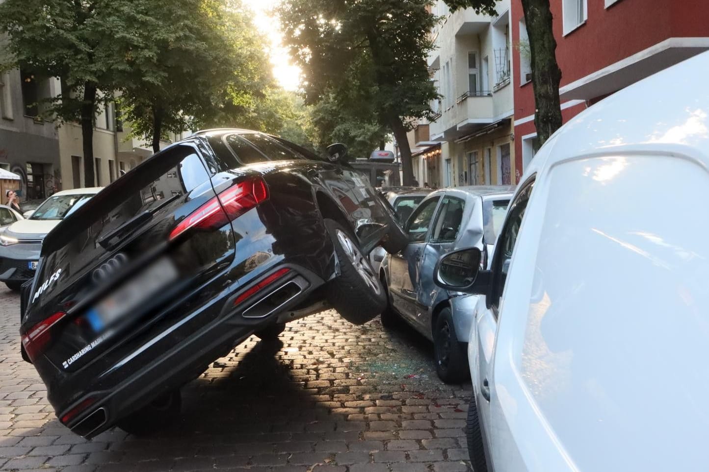 Schief geparktes Auto: Was den Fahrer zu dieser Parklage motivierte, ist unklar.