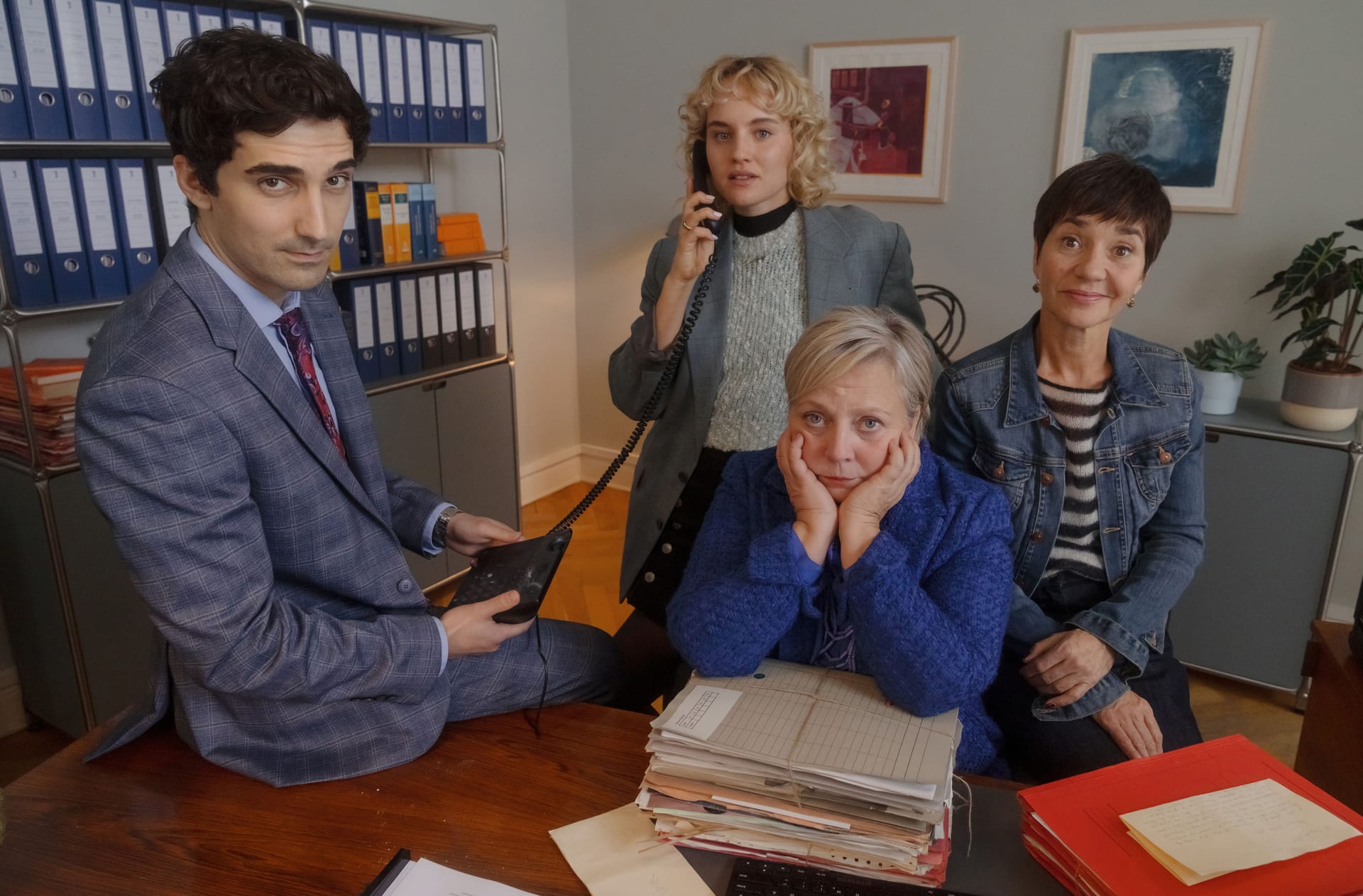 Can Oktay (Emre Aksizoğlu), Lisa Liebling (Luise von Finckh), Dr. Talia Jahnka (Gabriela Maria Schmeide) und Senta Kurzweg (Anja Franke) bilden die Kanzlei Liebling Kreuzberg.