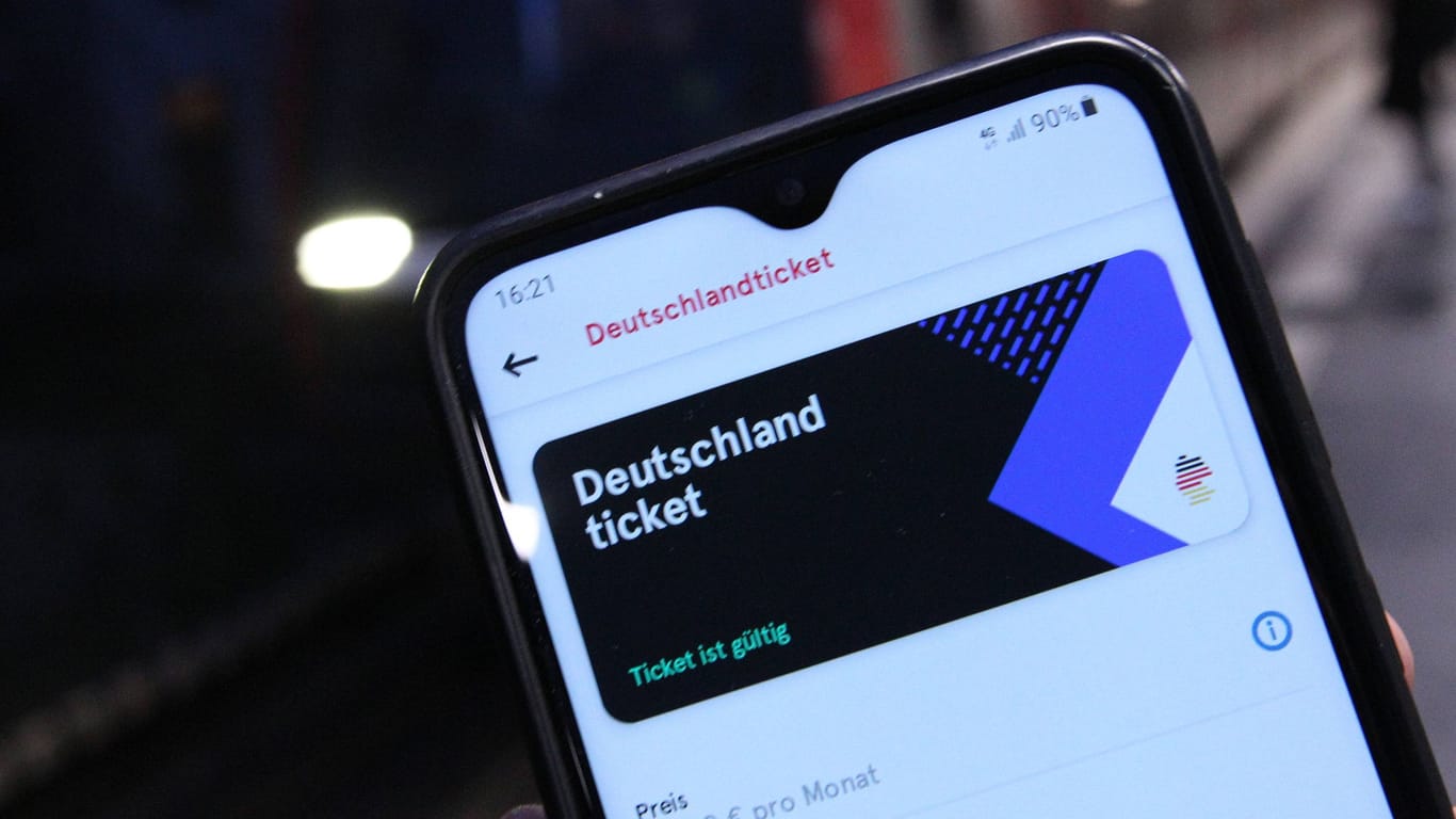 Eine Person hält ein Smartphone, auf dem ein Deutschlandticket in der HVV-App zu sehen ist (Symbolbild): Hamburgs Schüler bekommen das Ticket gratis.