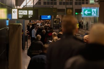 Sicherheitskontrolle am Hamburger Flughafen (Symbolbild): Die Kontrolle seines Passes wurde dem Mann zum Verhängnis.