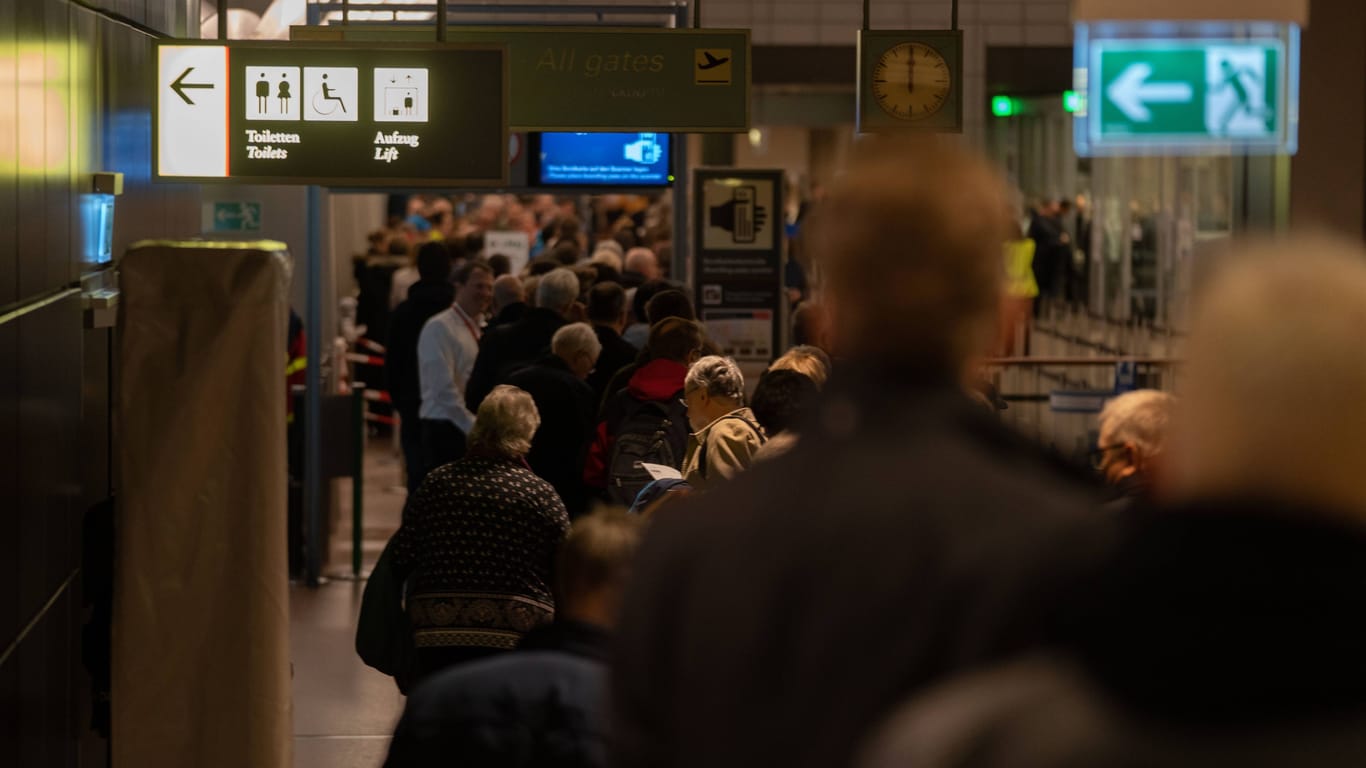 Sicherheitskontrolle am Hamburger Flughafen (Symbolbild): Die Kontrolle seines Passes wurde dem Mann zum Verhängnis.