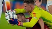 Marc-André ter Stegen: In Spiel eins nach Manuel Neuer mit wenig Arbeit. Hier und da ein hoher Ball, ansonsten musste der Schlussmann des FC Barcelona kaum eingreifen. Dann doch noch mit einer starken Rettungstat in der Schlussphase (79. Minute). Der große Prüfstein wartet wohl am Dienstag. Note 3