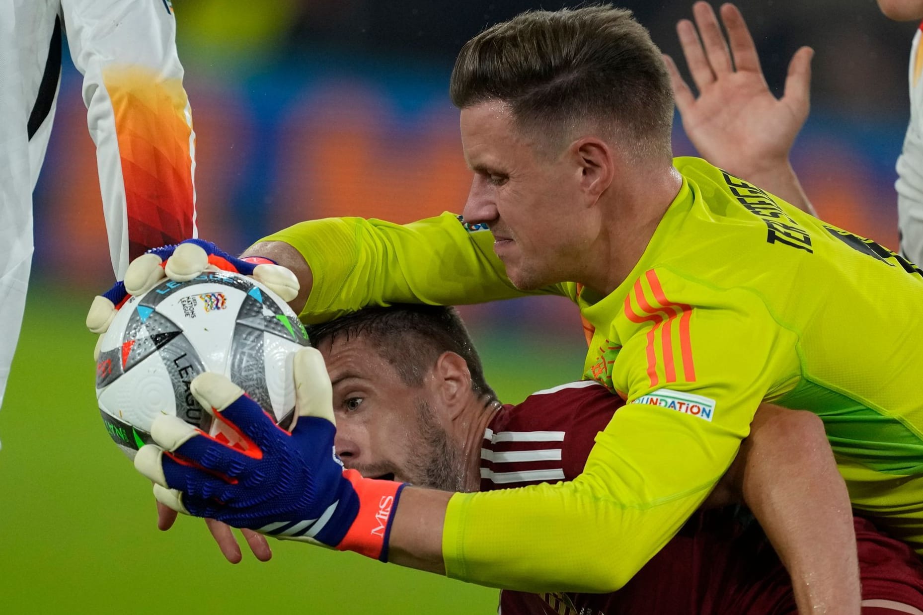 Marc-André ter Stegen: In Spiel eins nach Manuel Neuer mit wenig Arbeit. Hier und da ein hoher Ball, ansonsten musste der Schlussmann des FC Barcelona kaum eingreifen. Dann doch noch mit einer starken Rettungstat in der Schlussphase (79. Minute). Der große Prüfstein wartet wohl am Dienstag. Note 3