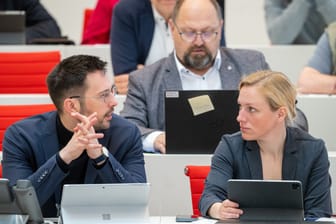 Dennis Hohloch (l), Parlamentarischer Geschäftsführer der Brandenburger AfD-Fraktion, und Lena Kotre, (r, AfD).